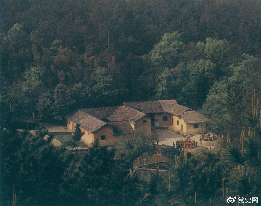 毛澤東故居&mdash;&mdash;湖南省湘潭縣韶山?jīng)_上屋場(chǎng)。1893年12月26日，毛澤東在這里誕生。