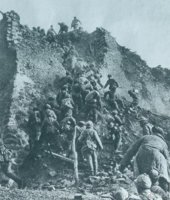 1948年12月，人民解放軍向新保安守敵發(fā)起攻擊。這是解放軍戰(zhàn)士登上新保安城頭。 